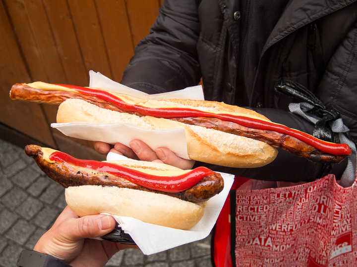 在德国到处都是这种巨型热狗,香肠烤的巨棒!