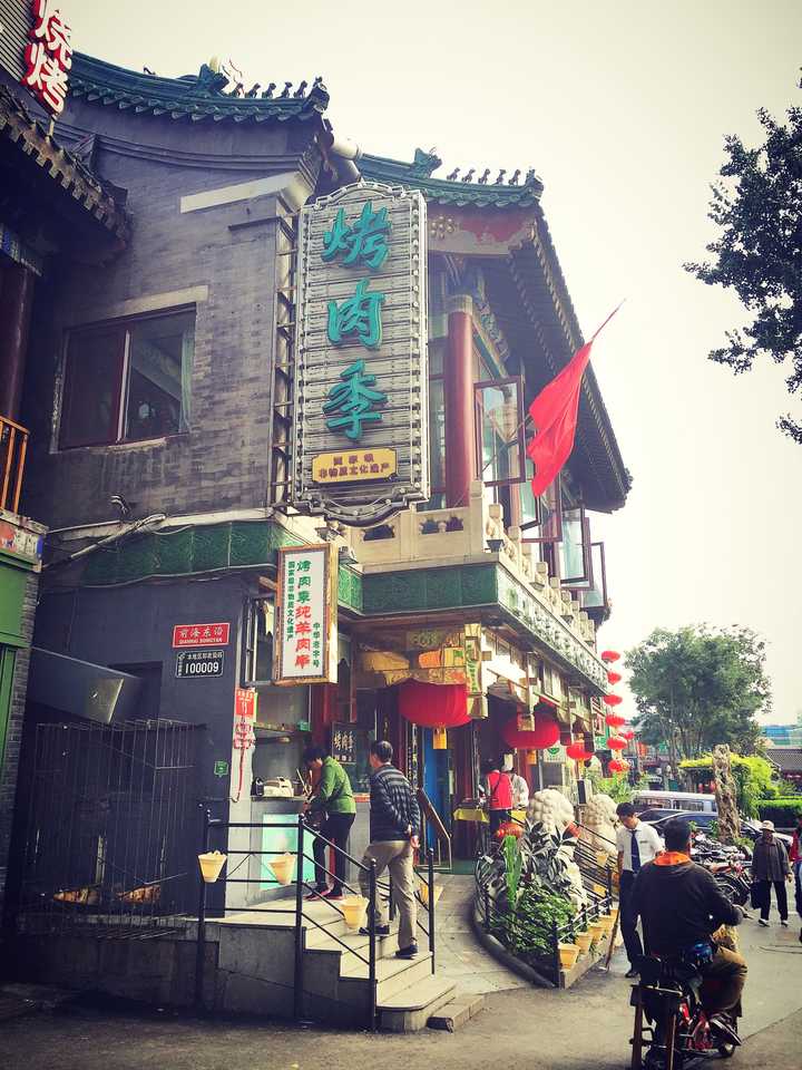 后海这儿我推荐烤肉季的羊肉串,外焦里嫩的好好吃,我一次能吃五个