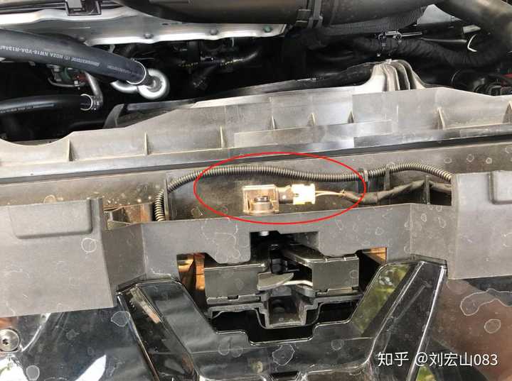 捷达vs5前外置碰撞传感器可见在中间位置有一个碰撞传感器,我推惨也