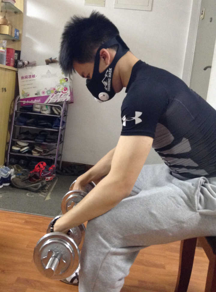 ② 反握哑铃腕弯举