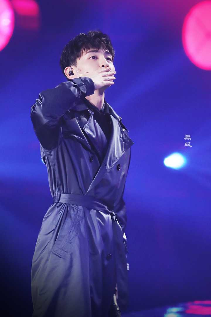 如何评价邓伦跨年唱年少有为这首歌