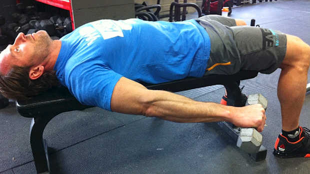 三角肌前束拉伸,注意肩部的内旋